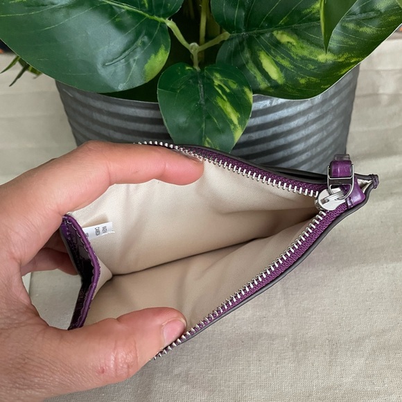 New✨ britten embossed zip card case - Picture 7 of 12